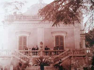 In alcune foto scattate negli anni 40 � possibile ammirare i proprietari assieme alla servit� sulle monumentali scale (foto di Carlo Longo de Bellis)
